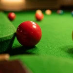 Snooker-Tisch mit Kugeln in Nahaufnahme als Symbol für Außenseiter-Upsets