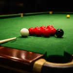 Snooker-Spieler am Tisch kurz vor einem Century Break mit aufgereihten Kugeln
