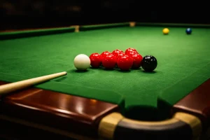 Snooker-Spieler am Tisch kurz vor einem Century Break mit aufgereihten Kugeln