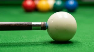 Nahaufnahme eines Snooker-Frames mit Queue-Stoss auf die weisse Kugel