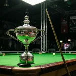 Snooker-WM-Pokal auf grünem Tisch als Symbol für Outright-Turniersiegerwetten