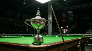 Snooker-WM-Pokal auf grünem Tisch als Symbol für Outright-Turniersiegerwetten