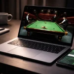 Snooker Live Stream auf einem Laptop neben einem Smartphone mit Wettplattform