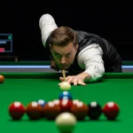 Snooker-Spieler am Tisch mit Anzeigetafel und Momentum-Grafik