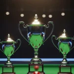 Drei Snooker-Pokale der Triple Crown nebeneinander auf grünem Filz