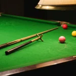 Snooker-Queue und Kugeln auf grünem Tisch als Symbol für Value-Bet-Berechnung